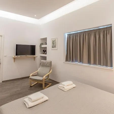 - Unique Staying In Centre 3* Пафос