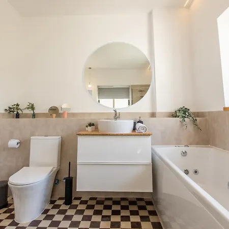 - Unique Staying In Centre 3* Пафос