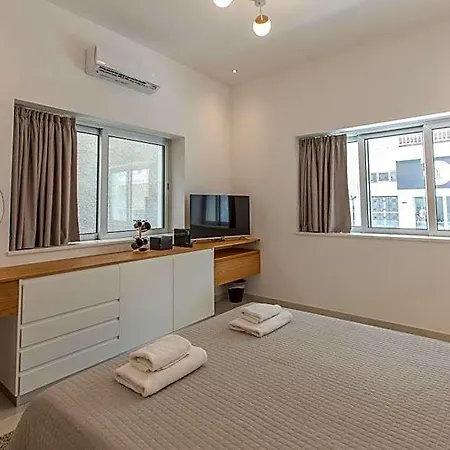 - Unique Staying In Centre Апарт-отель Пафос